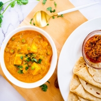 Phulka With Matar Paneer
